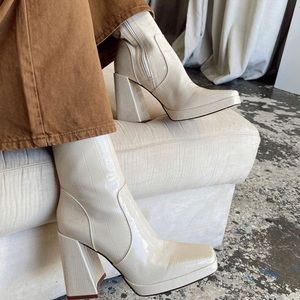 Princess Polly Jamie Croc Platform Boots. Color Cream. Size US 7